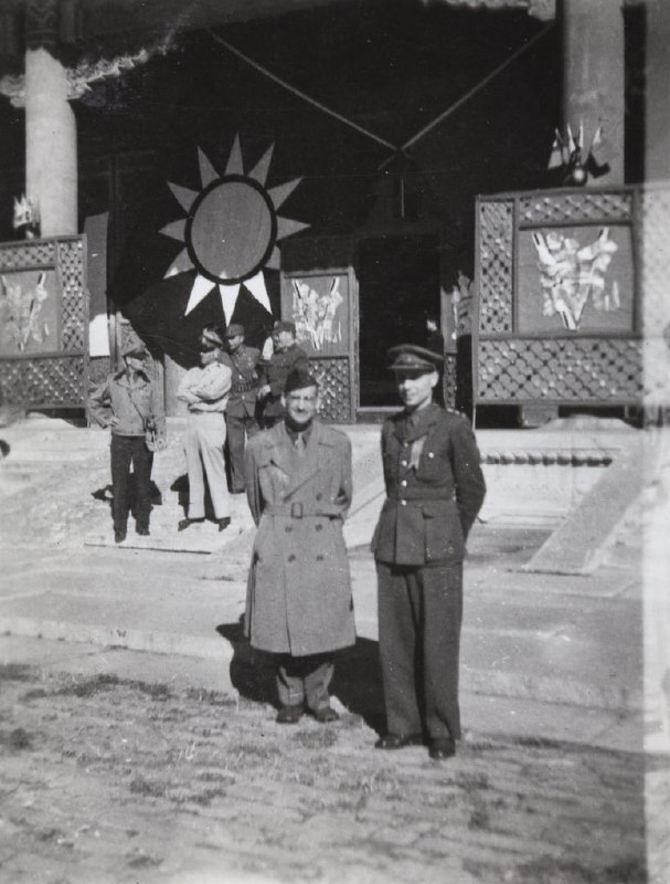 1945 年 10 月 10 日星期三日本投降期间，两位美国人合照，在北京紫禁城内