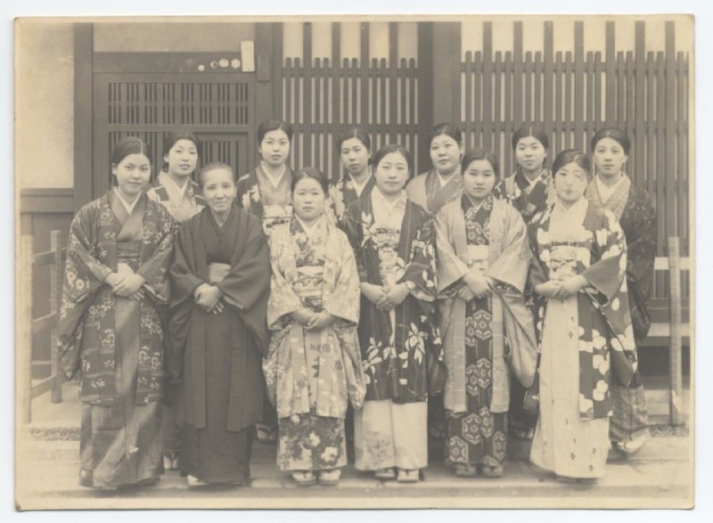 日本穿和服女孩的老照片，背面有文字（日期 = 1935 年 1 月 21 日）