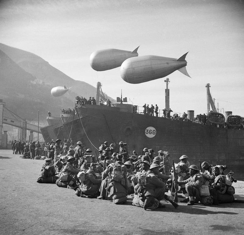 1944年，第二次世界大战期间的意大利，南非部队1991 Swaziland Smoke Company正在等待登上登陆舰，他们即将在安齐奥地区制造烟雾幕，为盟军的登陆提供掩护