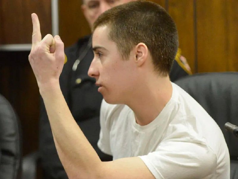 转自【老照片bot】：2012年2月27日上午，十七岁的T.J.莱恩在查登高中的自助餐厅开枪，打死3名学生，打伤3人，当时他穿着印有“杀手”字样的运动衫