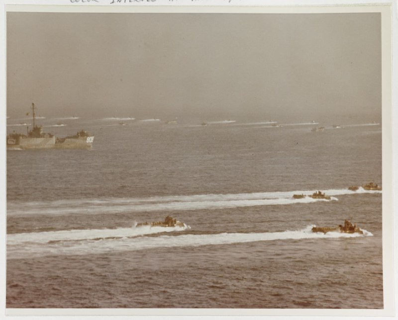 1945年4月1日，LVT两栖拖拉机 驶向 冲绳登陆滩