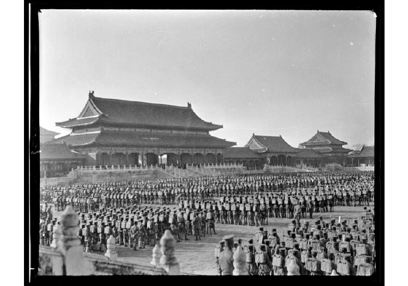 1918年，北京紫禁城，太和殿大阅兵上的军队