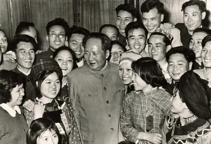 1957年5月15日下午，毛出席中国新民主主义青年团第三次全国代表大会开幕式，并接见大会主席团成员