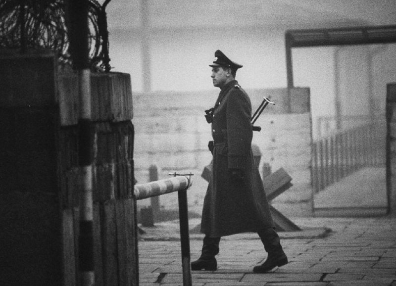 1962 年 10 月，一名东德警察在东西柏林之间的查理检查站附近行走