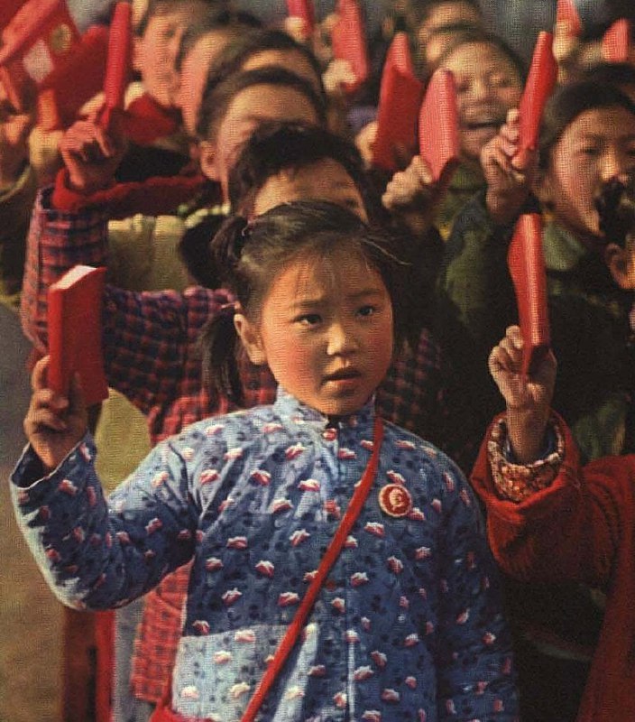 拿着毛主席语录的小女孩（1968）