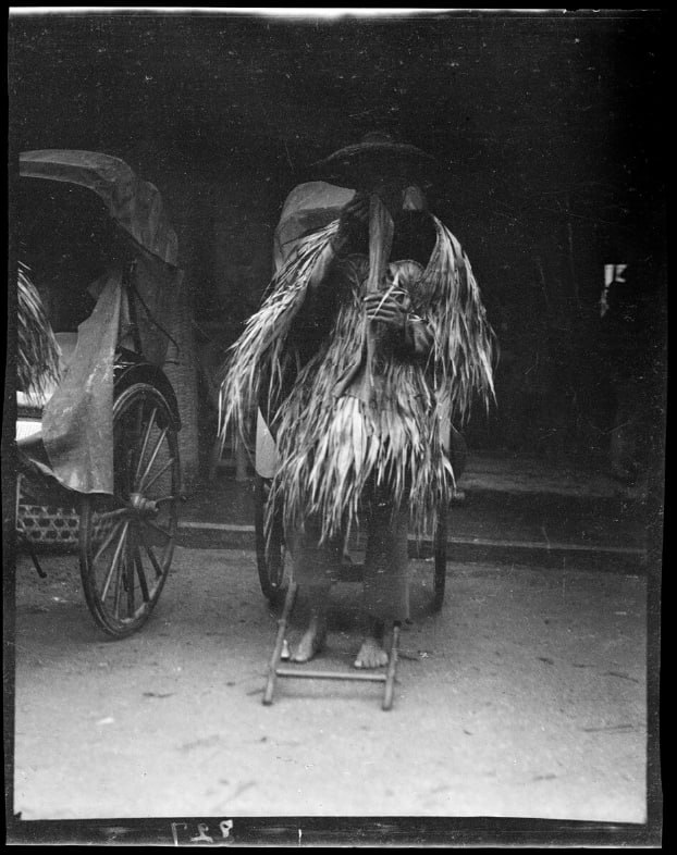 1918年，广州，穿蓑衣的黄包车夫