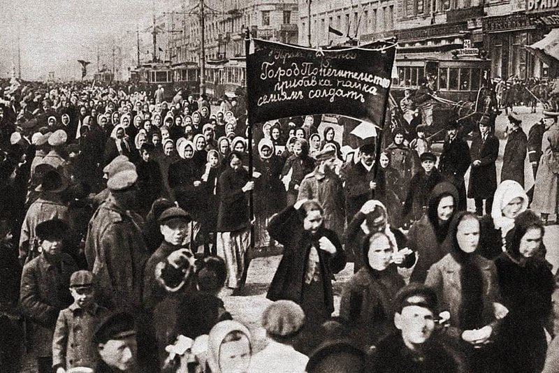 1917 年 3 月，俄罗斯彼得格勒的妇女抗议面包与和平