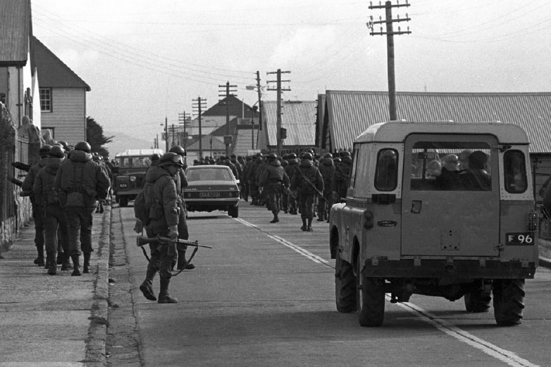 1982 年 4 月，罗萨里奥行动期间在斯坦利的阿根廷士兵