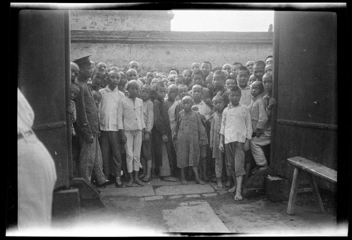 1917四川成都，围观换胶卷的人