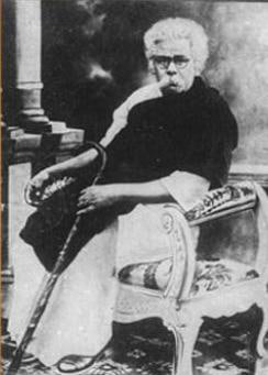 非婆罗门运动由1916年创立正义党的C. Natesa Mudaliar （左）和1944年创立自尊运动并接管正义党的Periyar EV Ramasamy #人物 （右）发起自尊运动(Self-Respect Movement)自尊运动是南亚的一项运动，旨在实现受压迫种姓享有平等人权的社会，并鼓励处于较低地位的人们拥有自尊心