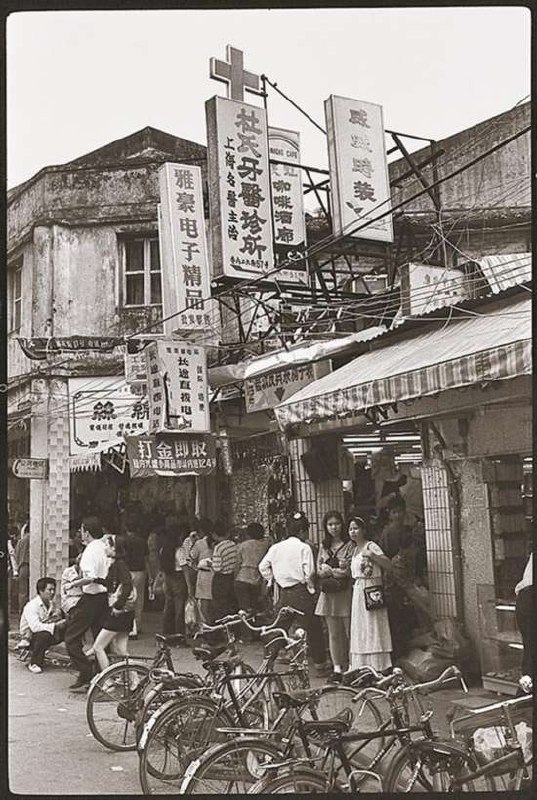 1990年，在广东深圳东门老街上排队打金饰的游客