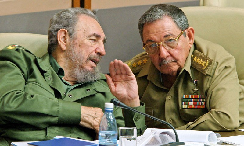 2003年12月，菲德尔•卡斯特罗和他的弟弟劳尔