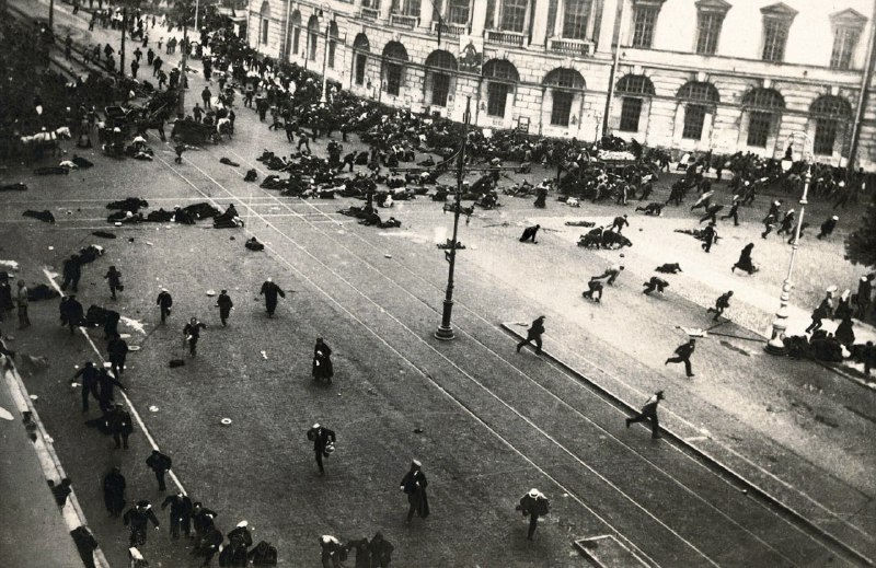 1917 年 7 月，圣彼得堡，布尔什维克起义失败期间发生的骚乱，临时政府士兵开枪射击示威者