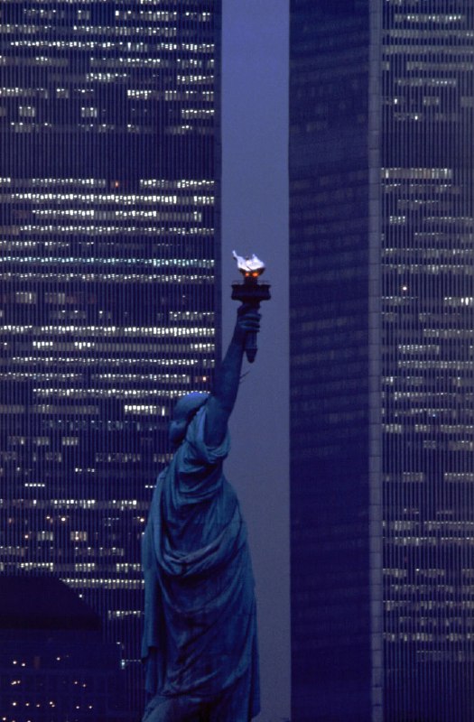 1986年，夜幕下的自由女神像与世贸中心双子塔