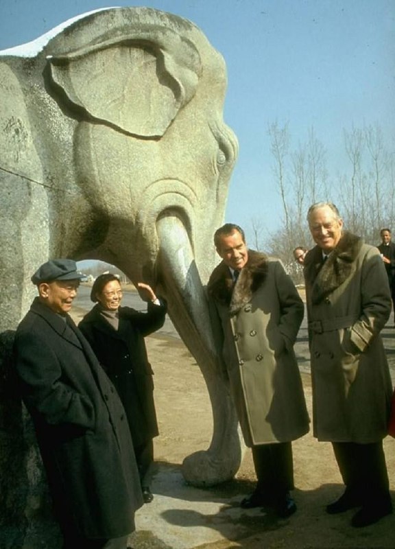 1972 2月22，尼克松夫妇访华，夫妇俩在中国各地参观 #历史1972 2月22，尼克松夫妇访华，夫妇俩在中国各地参观 #历史