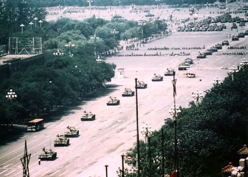 1989年西方的新闻媒体则广泛报导天安门广场上的“屠杀”光面海报照片