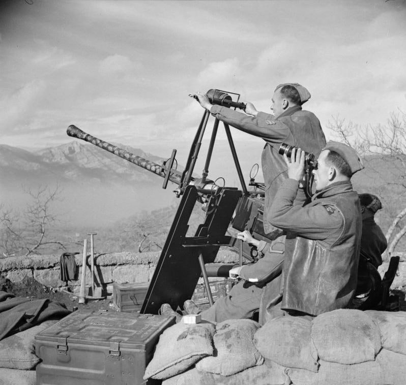 1944 年 1 月 7 日，意大利皇家炮兵第 115 轻型防空团 579 连的 40 毫米博福斯火炮