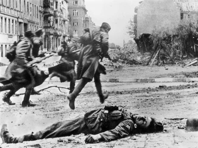 1945 年 5 月，当苏联士兵冲进柏林市中心时，一名柏林保卫者倒地身亡