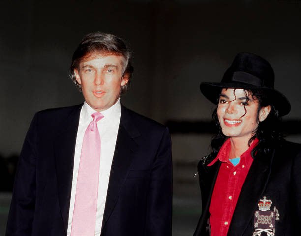 1990年4月5日，#名人 艺人迈克尔·杰克逊和房地产大亨唐纳德·特朗普出席新泽西州大西洋城泰姬陵酒店和赌场的开业典礼