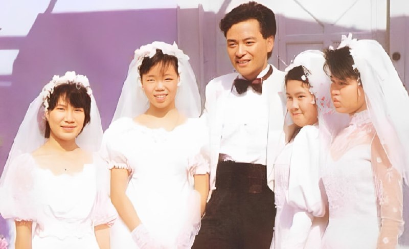 1985年张国荣推出新歌《为你钟情》时，无线《劲歌金曲》办了个抽奖活动，寄信去被抽中的10名幸运女子，可以身穿婚纱与张国荣合影