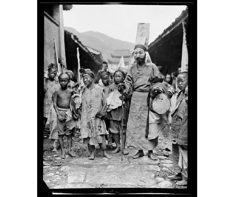 1917年，四川绵阳市安县，城隍，敬神仪式里的祭司和男孩们