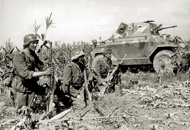 大约1941年，在乌克兰，匈牙利士兵和一辆39M Csaba装甲车