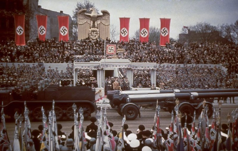 1939 年 4 月 20 日，在柏林举行的庆祝阿道夫·希特勒 50 岁生日的阅兵式上，重型火炮经过检阅台