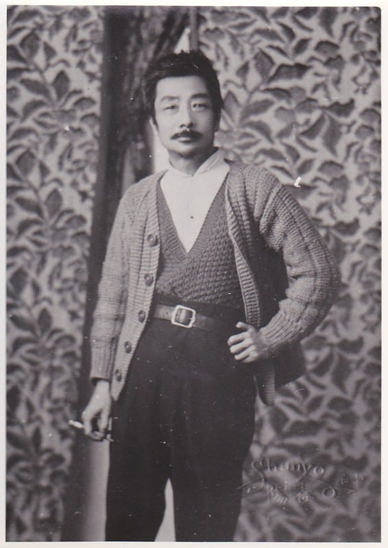 1933年5月1日，鲁迅在上海，身上穿着伴侣许广平为他编织的毛衣