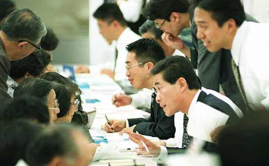 照片阅读顺序为1234561995年8月30日，兵庫银行和木津信用组合因房地产贷款泡沫化而导致业务恶化，旧大藏省和日本银行宣布对它们进行破产处理