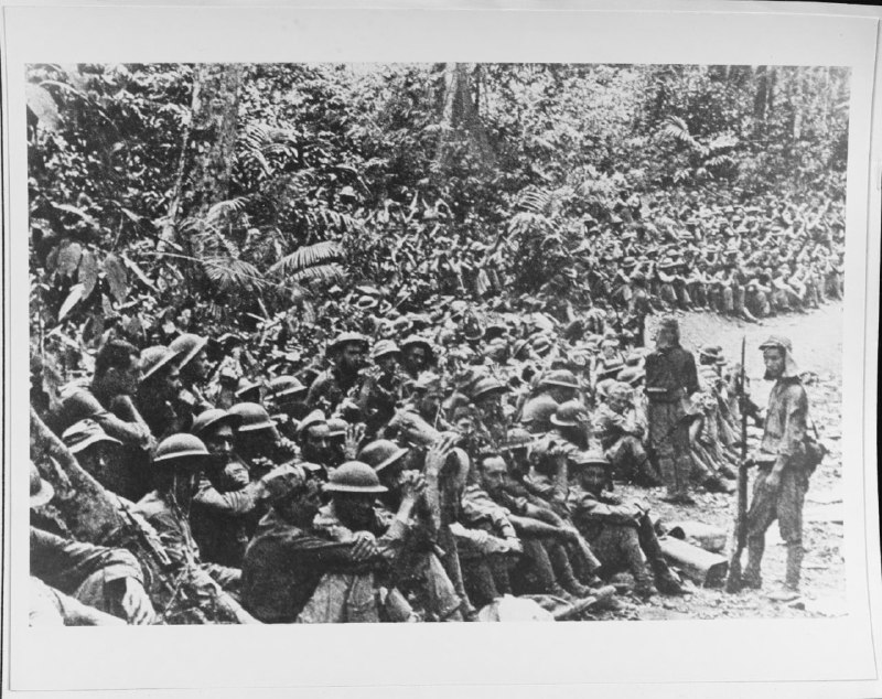 1942年4月，巴丹投降后，被日本军队看守的美国战俘