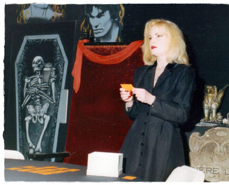 泽娜是撒旦教会的创始人安东·拉维和他的第二任妻子黛安·赫加蒂的女儿