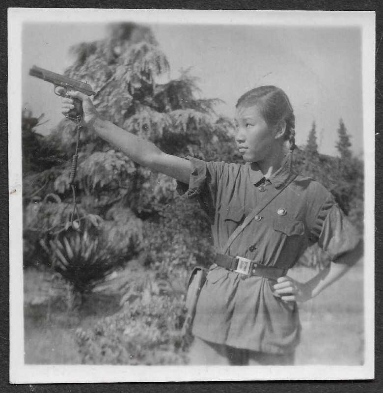 可爱的红卫兵女孩手枪臂章腰带