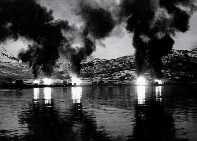 1940年4月，盟军轰炸挪威纳尔维克后的德国军舰