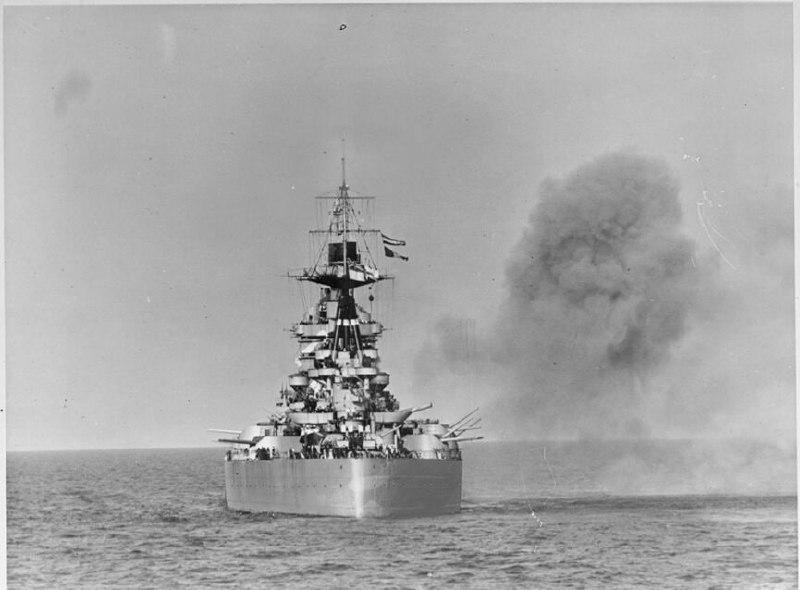 英国皇家海军战舰HMS Rodney在1944年6月7日为盟军在诺曼底登陆提供火力支援的情景