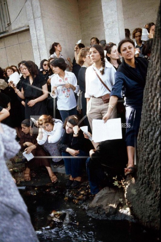 80年代，伊朗，站在总理办公室外抗议强制佩戴头巾法的伊朗女性