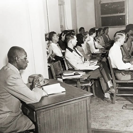 乔治·麦克劳林 (George McLaurin)，他于1948年成为美国俄克拉荷马州立大学第一位入学的黑人男性，他被迫坐在远离同学的角落里，但他的名字仍然作为学院前三名学生之一留在荣誉榜上
