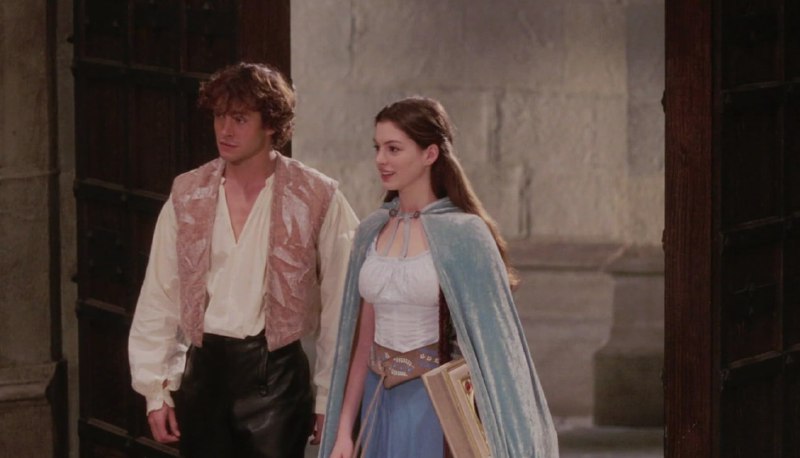 20 岁的 #名人 安妮·海瑟薇（Anne Hathaway）在《魔法灰姑娘》(2004) 中饰演艾拉