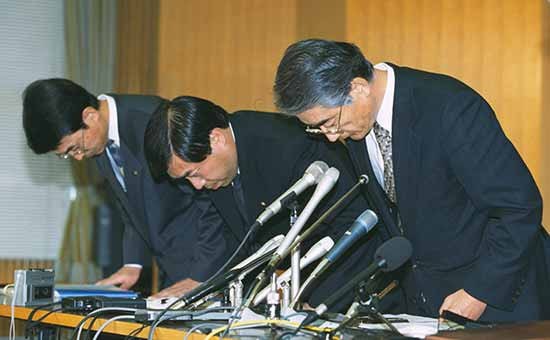 照片阅读顺序为1234561995年8月30日，兵庫银行和木津信用组合因房地产贷款泡沫化而导致业务恶化，旧大藏省和日本银行宣布对它们进行破产处理