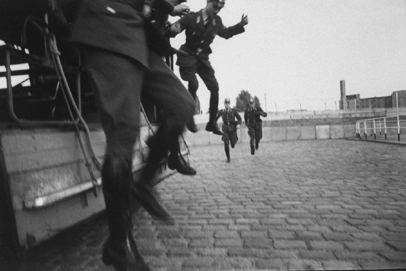 60年代，三名西柏林警察从一辆卡车上跳下来，准备开始在柏林墙边值班
