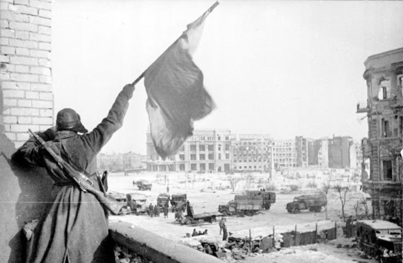 1943 年 1 月，斯大林格勒战役 - 苏联国旗在斯大林格勒中央广场胜利飘扬，红军胜利