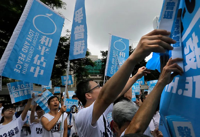 2014年，“和平佔中”组织的成员在周五开始投票前在香港组织了一次非正式公投