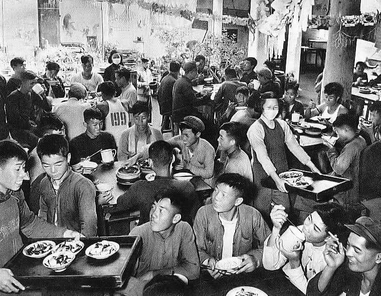 图为1959年人民公社的公共食堂