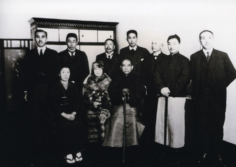 1924 年，孙中山（右）和他的妻子宋庆龄（坐在他旁边）在日本神户