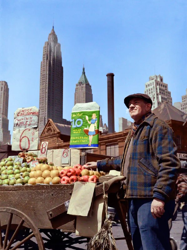 1943 年，纽约市富尔顿鱼市场的手推车水果小贩