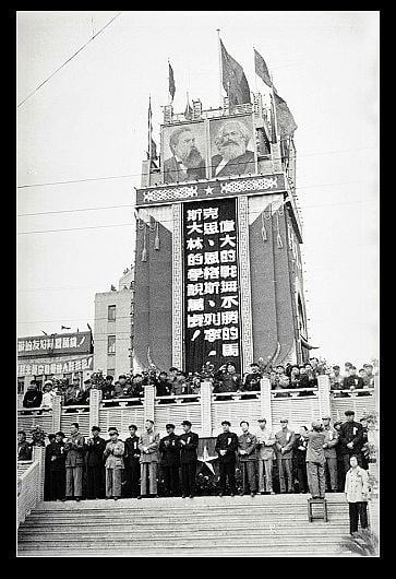 “伟大的战无不胜的马克思、恩格斯、列宁、斯大林的学说万岁!”——1954年，南京市五一节检阅游行队伍的观礼台