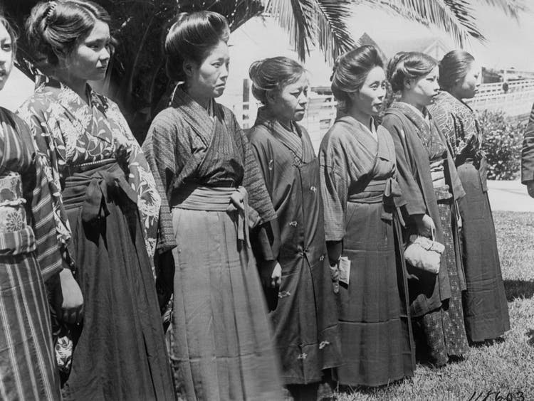 1910年至1940年间，旧金山湾天使岛的美国移民站处理了数千名抵达西海岸的移民