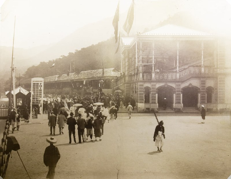 1890年，香港欢乐谷赛马年会（早期赛马每年只举办一次，通常于1月至2月间举行，为期数日，称为周年大赛）
