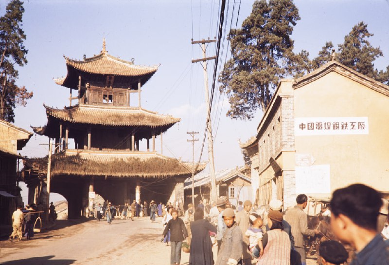 昆明市内城门之一，摄于1945 年 11 月 29 日星期四