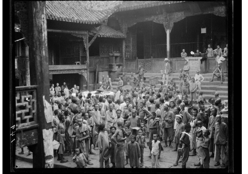 1917年，中国重庆铜梁县，一处围观的人群