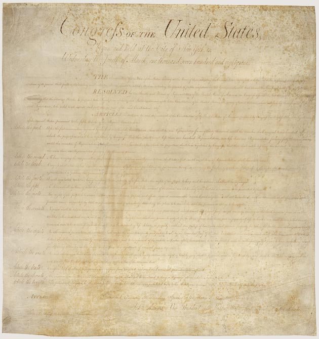 1789年，美国权利法案在圆形大厅永久展示的文件是国会于 1789 年 9 月 25 日通过的联合决议的档案副本
